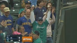 Lucky Mariners fan ends up with two foul balls on consecutive pitches
