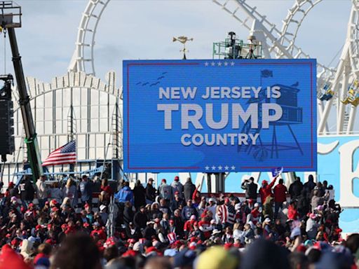 Massive Trump beach rally in deep-blue NJ draws stark contrast to Biden's beach weekend: 'Biden could never'
