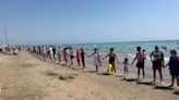Una gran Cadena Humana exige a Costas la regeneración urgente de las playas de Almardà, Corinto y Malvarrosa