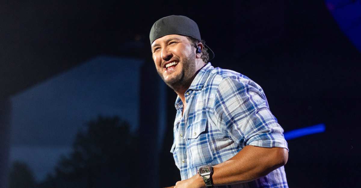 Fans Say Luke Bryan Could’ve Been a ‘Great Girl Dad’ After Watching Him Dance With Young Concertgoer