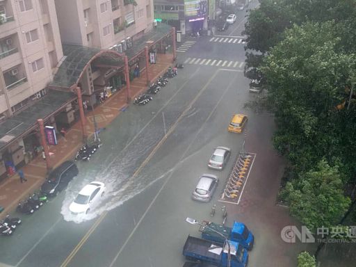 高雄狂風暴雨仍有2.6萬戶停電 多處淹水影響搶修