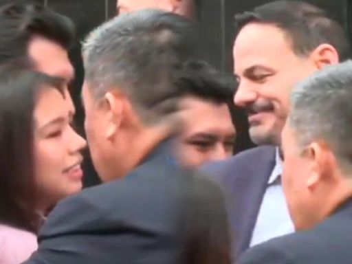 Mark Vito da APASIONADO BESO a su novia antes de entrar a juicio de Keiko Fujimori: ASÍ se presentó la pareja