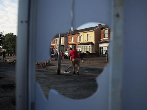 La extrema derecha revienta la vigilia por la muerte de tres menores acuchilladas en Southport, en el norte de Inglaterra