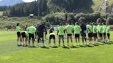 Trabajo físico y balón en el primer entrenamiento del Betis en Austria - MarcaTV