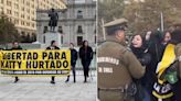 Detienen a mujeres que se encadenan en La Moneda para pedir indulto presidencial a Katty Hurtado: critican al gobierno