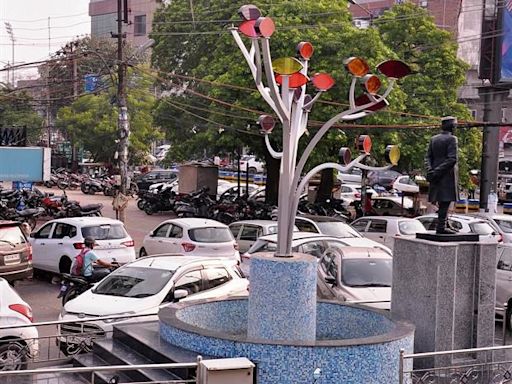 Defunct for months, fountain at Nehru Shopping complex cries for attention