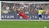 Copa América: Uruguay aguantó con uno menos y eliminó a Brasil en la tanda de penales