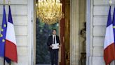 Emmanuel Macron demande à Gabriel Attal de rester Premier ministre « pour le moment » afin d’« assurer la stabilité du pays »