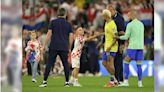 世足／巴西隊8強賽遭克羅埃西亞淘汰…內馬爾痛哭 對手兒秒衝場內安慰