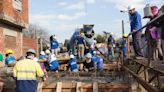 La ONG de ingenieros que construyó desde un patio de juegos en una cárcel hasta un puente en un barrio