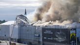 Un espectacular incendio asola el edificio histórico de la Bolsa de Copenhague