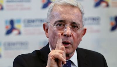 Álvaro Uribe señaló a Petro de dividir al país y buscar “una guerra del presidente contra la Constitución y la ciudadanía”