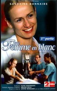 Une femme en blanc