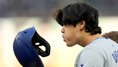 Shohei Ohtani leaves late in Dodgers' win over Padres with back tightness