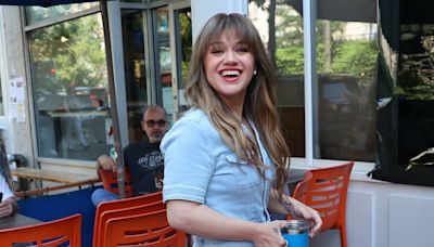 Kelly Clarkson is 'glowing' as she steps out in skinny jeans unveiling brand new look — and announcement