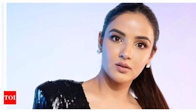 Jasmine Bhasin shares an update with fans on eye infection after corneal damage from lenses - Times of India