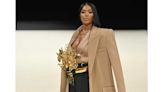 Naomi Campbell vuelve a subirse a la pasarela de la Semana de la Moda de París en el desfile más esperado