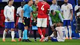 Inglaterra clama contra Mbappé por su gesto tras romperse la nariz
