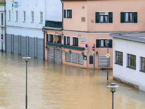 Hochwasser fließt langsam ab - Lage bleibt angespannt