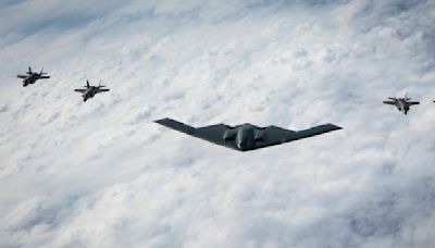 B-2轟炸機首次與日本F-35戰機飛行 照片曝光 | B-2幽靈轟炸機 | 日本航空自衛隊 | 大紀元