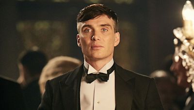 Peaky Blinders: Cillian Murphy impacta con el pelo blanco como Tommy Shelby en la primera imagen de la película