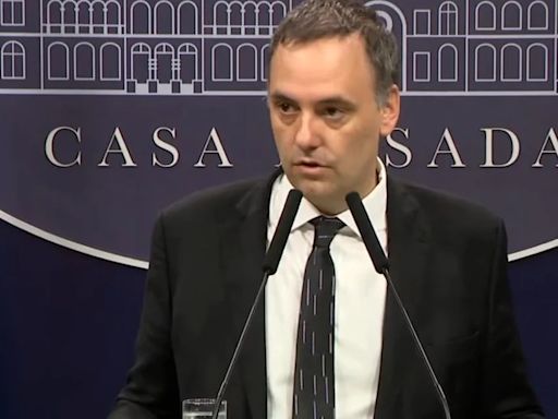 El furcio de Manuel Adorni en conferencia de prensa: se confundió el gobierno de Milei con el de Alberto Fernández