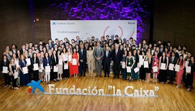 Felipe VI entrega las becas de la Fundación “la Caixa” a una nueva hornada de estudiantes brillantes