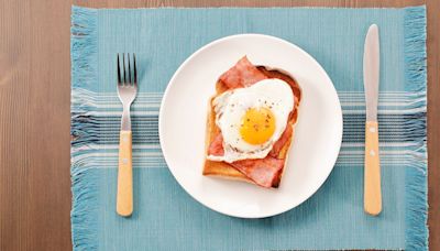 Here's Why You Should Never Use Oil Alone When Frying Eggs