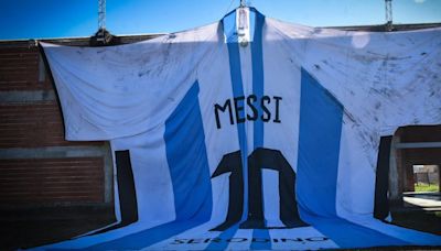 La gigante camiseta de Messi de 100 kilos llegó a Felicia junto a 30 banderas de pueblos santafesinos