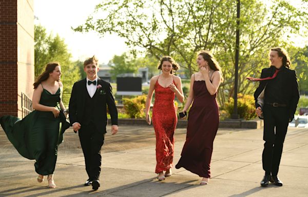 Glance inside the prom at Oak Ridge High School