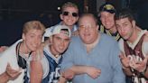 Netflix usó IA para modificar al estafador Lou Pearlman en el documental sobre los abusos contra NSYNC y Backstreet Boys