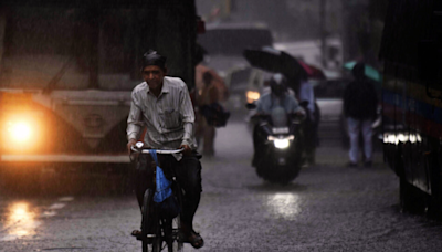 Mumbai rains cripple flight and train services; more heavy showers likely to spark flash floods today! | Business Insider India