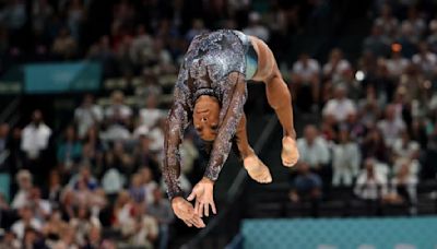Simone Biles protagoniza una impresionante actuación en su regreso a los Juegos Olímpicos a pesar de su lesión en la pantorrilla
