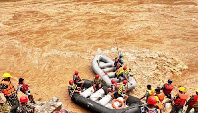 Nepal: Rescuers recover first body from two buses swept by landslide