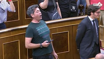 Sorpresa en el Congreso: un espontáneo se pone a cantar el 'Himno a la Alegría' desde los escaños