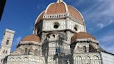 Un influencer escala la cúpula de la catedral de Florencia jugándose la vida para hacerse un selfie