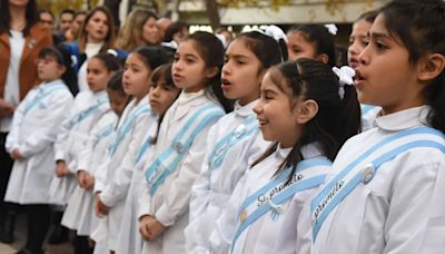 Más de 58.000 estudiantes hacen una emotiva Promesa a la Bandera en Mendoza: qué simboliza | Sociedad