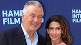 Alec Baldwin y su esposa aparecen en una alfombra roja por primera vez desde que desestimaron sus cargos por homicidio involuntario