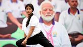 La guía de yoga del primer ministro de la India para mejorar la salud física y mental