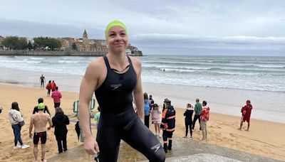 Alba Ortiz de Guinea y Lucas Blanco, ganadores de la Travesía de San Pedro en Gijón