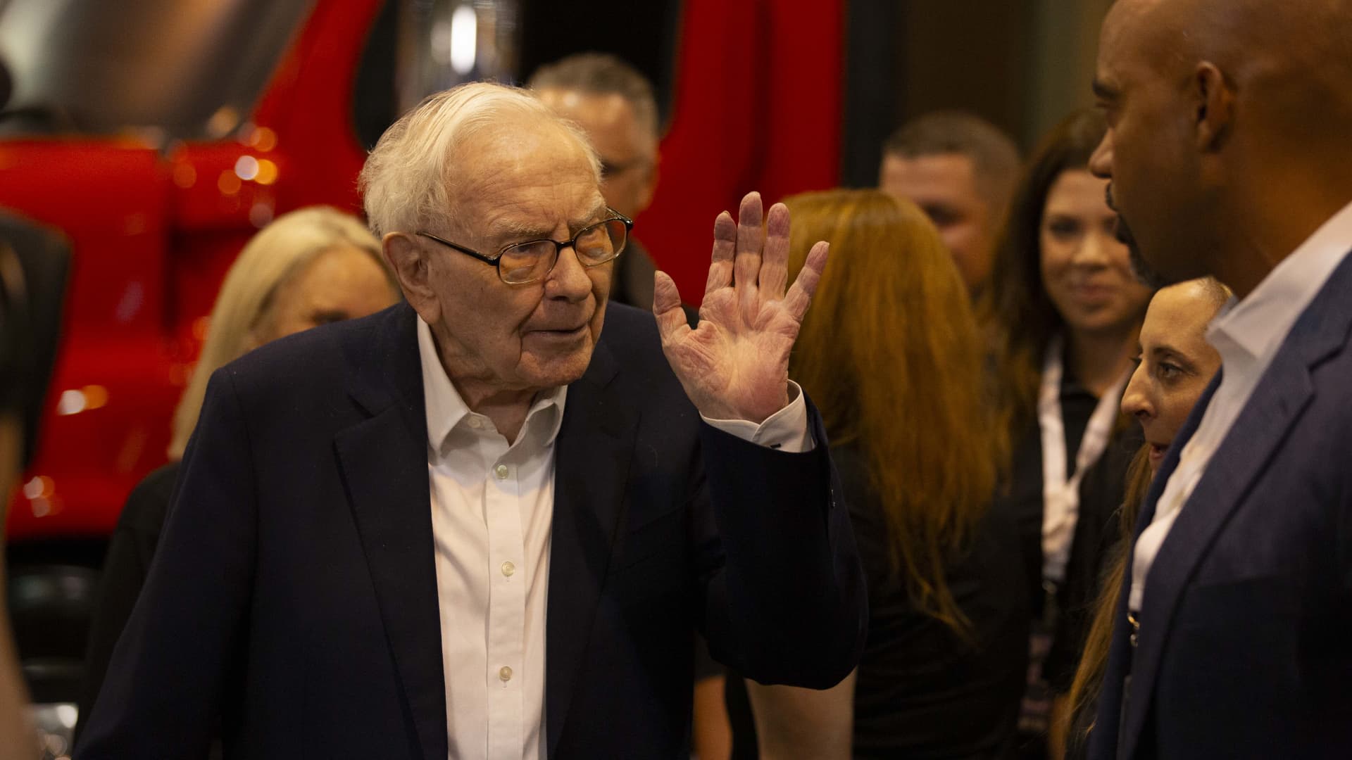 Warren Buffett's decision to sell stocks and raise record cash before sell-off sends wake-up call