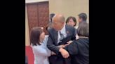 韓國瑜被女綠委「熊抱」面露無奈 王鴻薇：不算性騷嗎 ？ - 政治