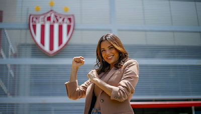 Eva Longoria celebra con Diber Cambindo, uno de los goleadores del Clausura 2024 con Necaxa