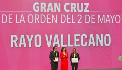 El Rayo Vallecano recibe la Gran Cruz de la Orden del Dos de Mayo
