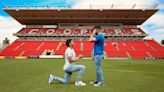 Josh Cavallo, el primer jugador de fútbol masculino de primera categoría que dijo que es gay, le propone matrimonio a su pareja en el campo de su equipo