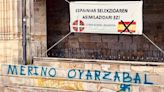 Pintadas y una pancarta contra Mikel Oyarzabal en Elorrio, el pueblo natal de su madre