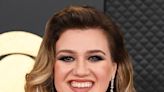 Kelly Clarkson Shows Off Her Weight Loss On The Grammys Red Carpet In A Slimming White Gown And Fans Can’t Get...