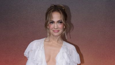 Jennifer Lopez evade preguntas sobre Ben Affleck durante su visita a México, pero luce su anillo de matrimonio