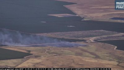 Firefighters stop progress on nearly 5-acre brush fire south of Bakersfield