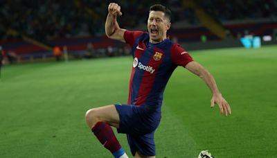 Lewandowski treble fires Barca to Valencia win